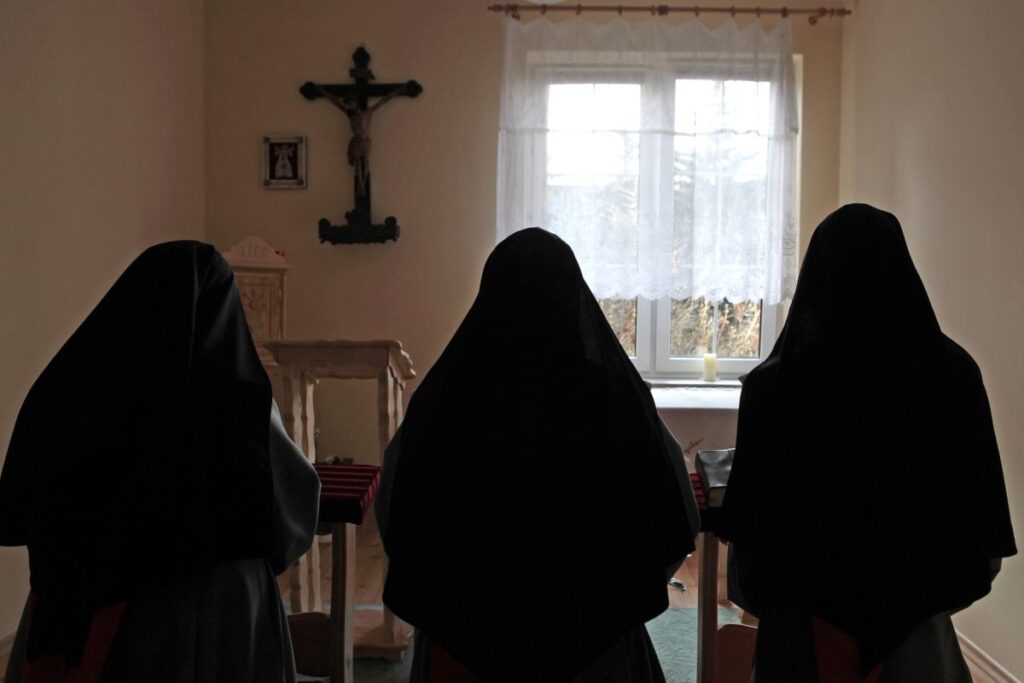 asi rahibeler huzurevinden kacti kilise onlara bir ultimatom verdi 26414