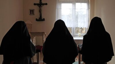 Asi rahibeler huzurevinden kacti kilise onlara bir ultimatom verdi 26414