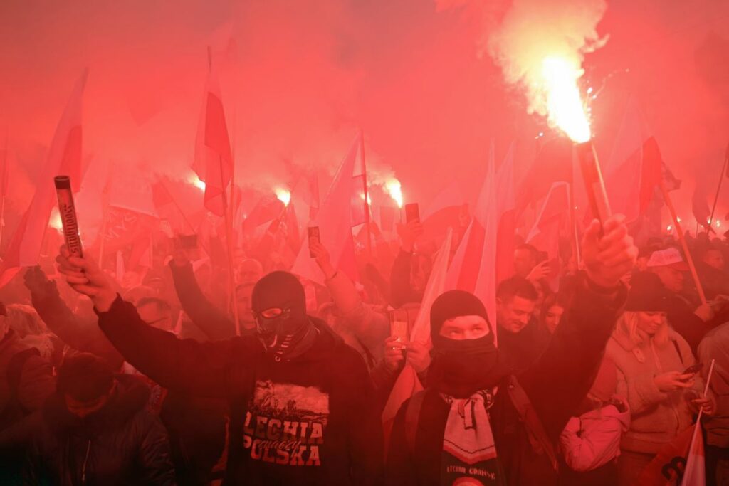 bagimsizlik yuruyusu nun bir ozeti var 40 tutuklu ve 820 parca piroteknik malzeme 22592