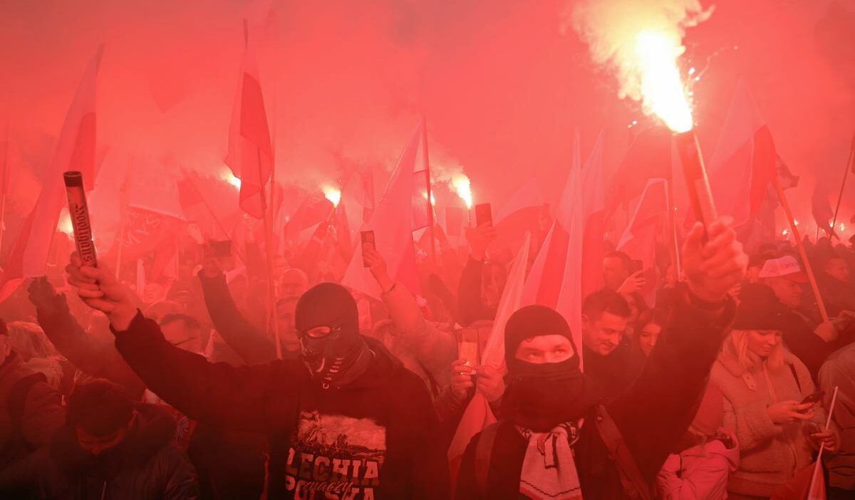 Bagimsizlik yuruyusu nun bir ozeti var 40 tutuklu ve 820 parca piroteknik malzeme 22592