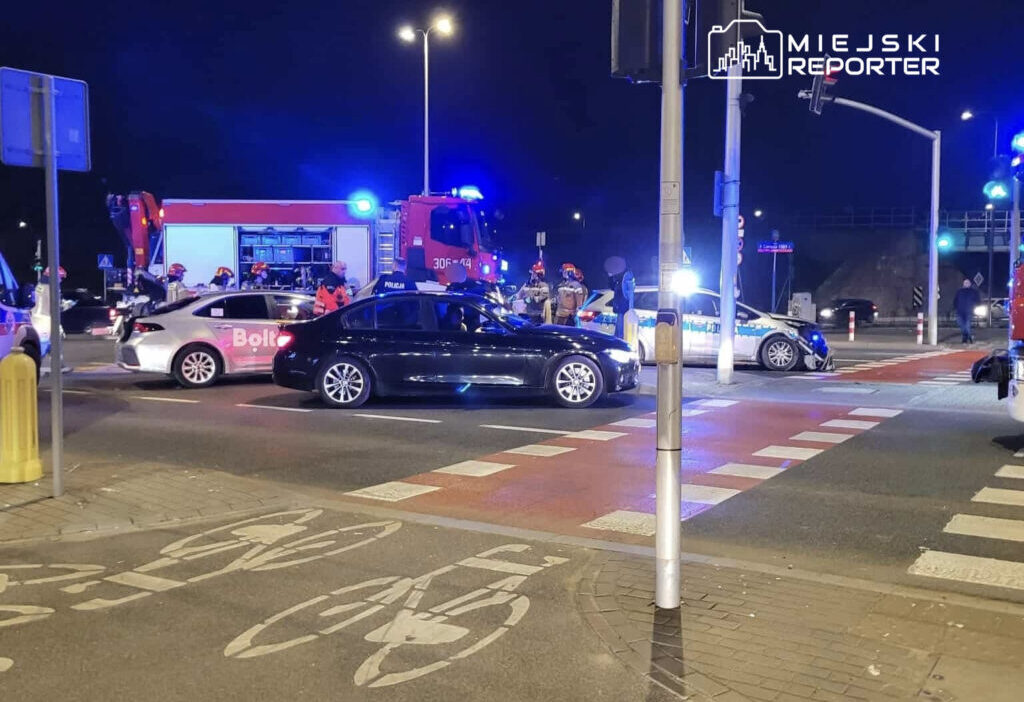 Baska bir polis arabasi kaza yapti kirmizi isikta sinyallerin uzerine surduler 21922