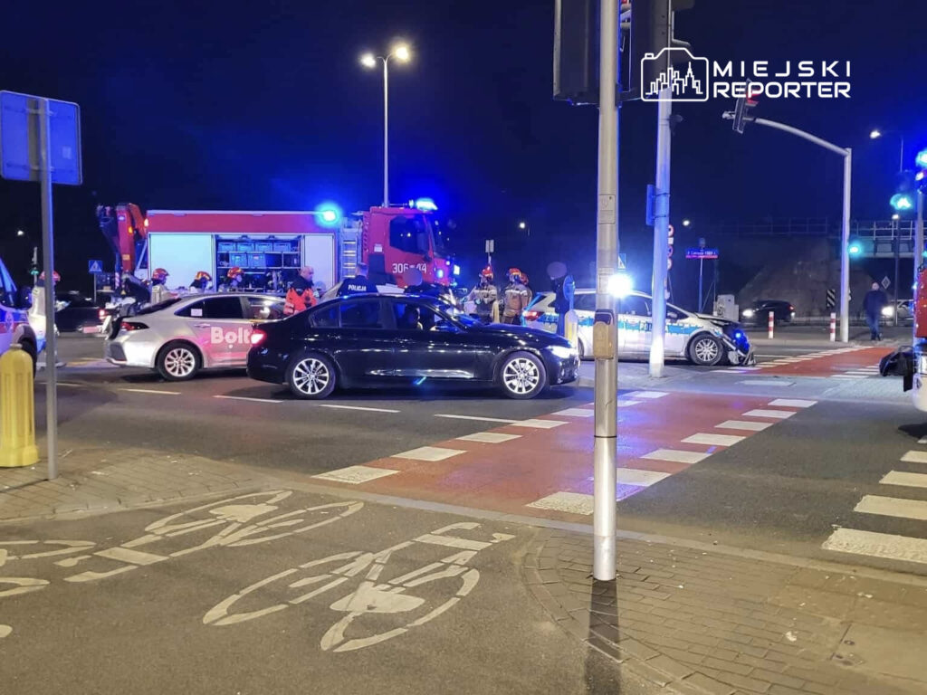 baska bir polis arabasi kaza yapti kirmizi isikta sinyallerin uzerine surduler 22063