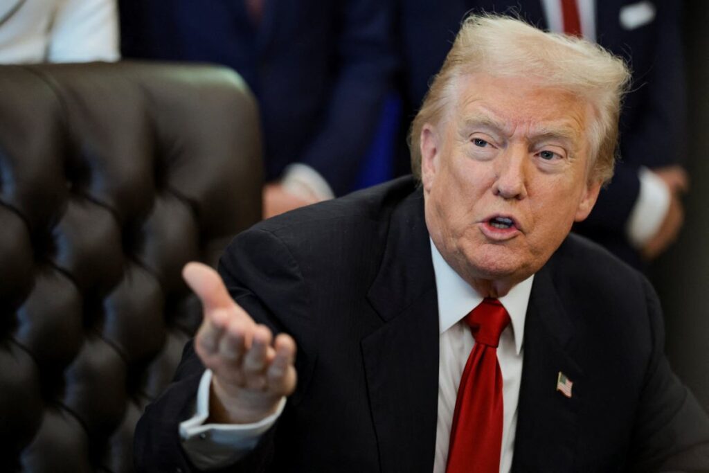 bbc yoneticileri istifa etti arka planda donald trump hakkinda bir belgesel 22212