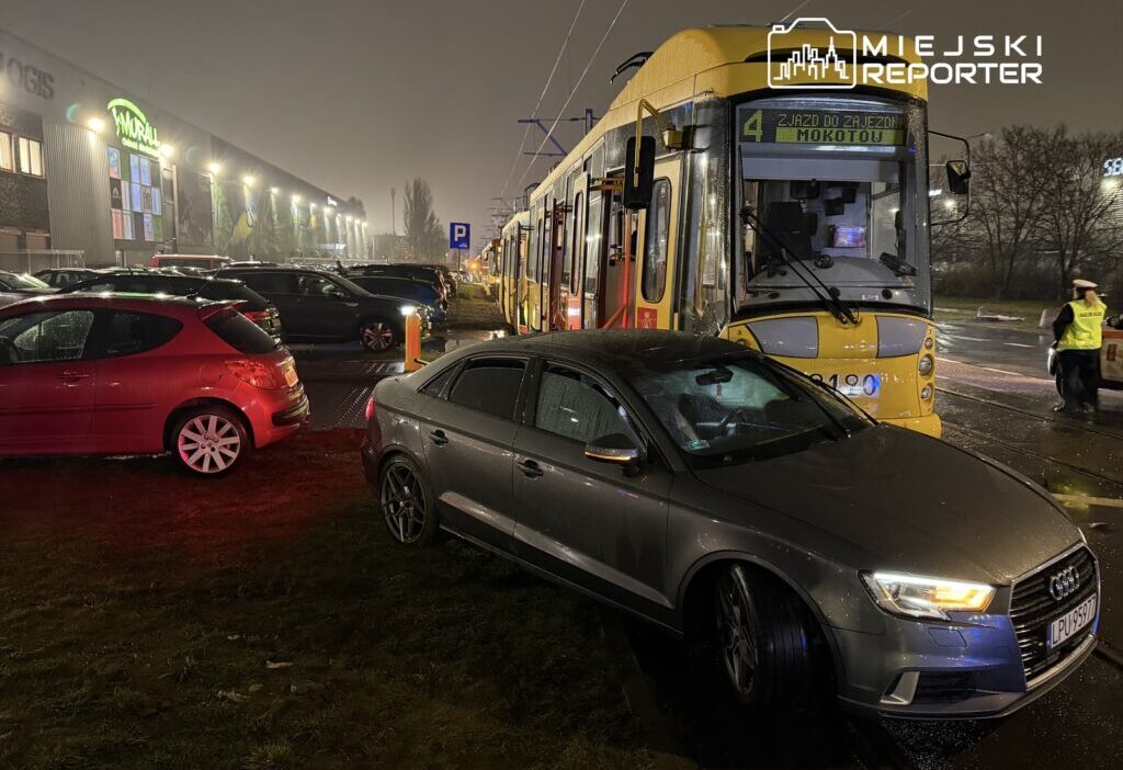 Bialoleka da bir tramvay ile audi carpisti surucu hastanede 25857