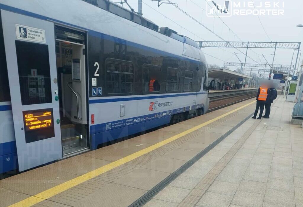 Bir adam tren raylarinin uzerinde yatiyordu tren son anda durmustur olayin nedeni arastiriliyor 26625