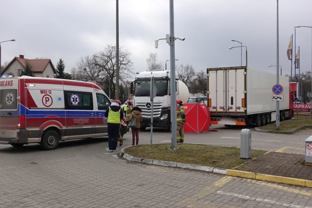 bir alisveris merkezindeki rampaya carpti dusmemesi icin onu desteklemek zorunda kaldilar 20685