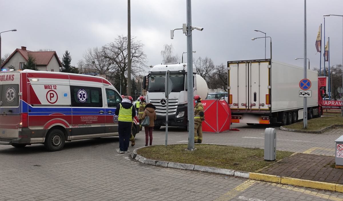 Bir alisveris merkezindeki rampaya carpti dusmemesi icin onu desteklemek zorunda kaldilar 20685