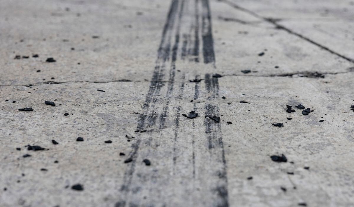 Bir arabaya çarptı ve kaçtı. Bydgoszcz'da yol verme kavgasının trajik finali 1 Bir arabaya carpti ve kacti bydgoszcz da yol verme kavgasinin trajik finali 25102