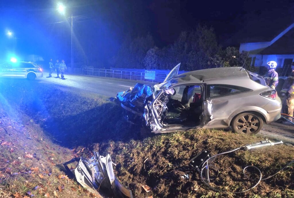 Bir binek arac ile bir kamyon kafa kafaya carpisti 22 yasinda bir adam hayatini kaybetti yol kapatildi 23573