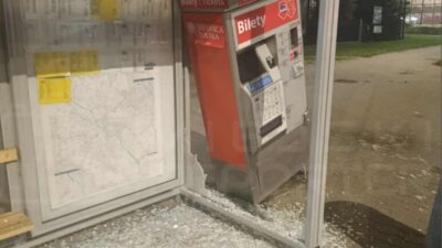 Bir bmw surucusu bilet makinesine cop kutusuna ve otobus duragina carpmistir olay yerinden uzaklasti ancak ruhsatini kaybetti 21164