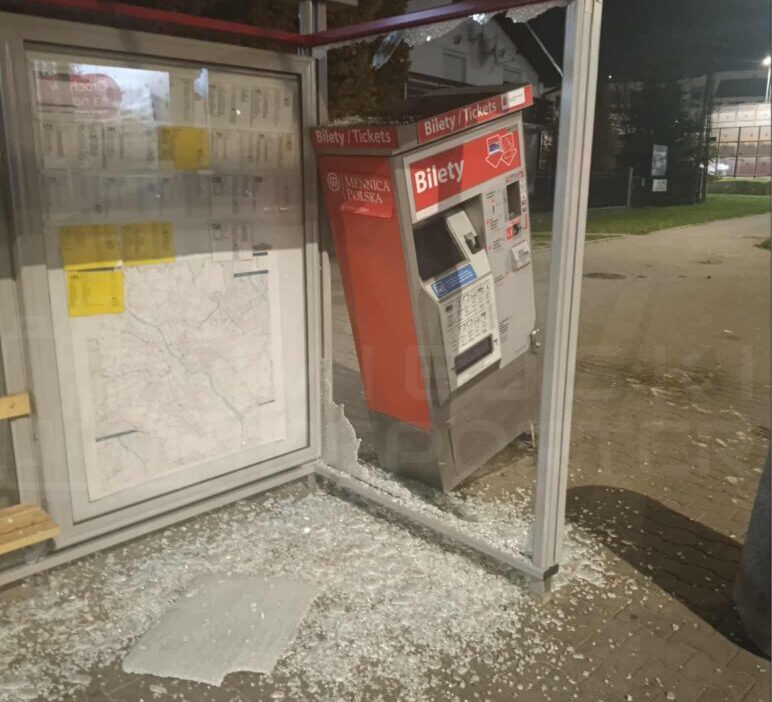 Bir bmw surucusu bilet makinesine cop kutusuna ve otobus duragina carpmistir olay yerinden uzaklasti ancak ruhsatini kaybetti 21164