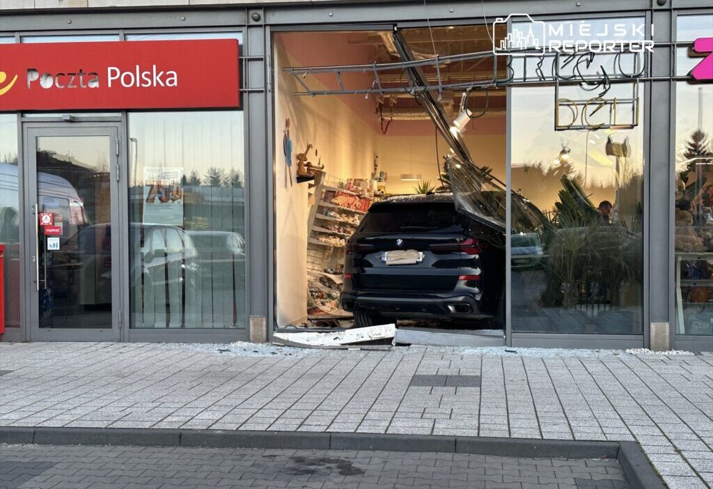 Bir bmw surucusu wilan w da bir oyuncak dukkanina daldi cok buyuk hasar 21868