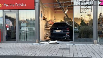 Bir bmw surucusu wilan w da bir oyuncak dukkanina daldi cok buyuk hasar 21868