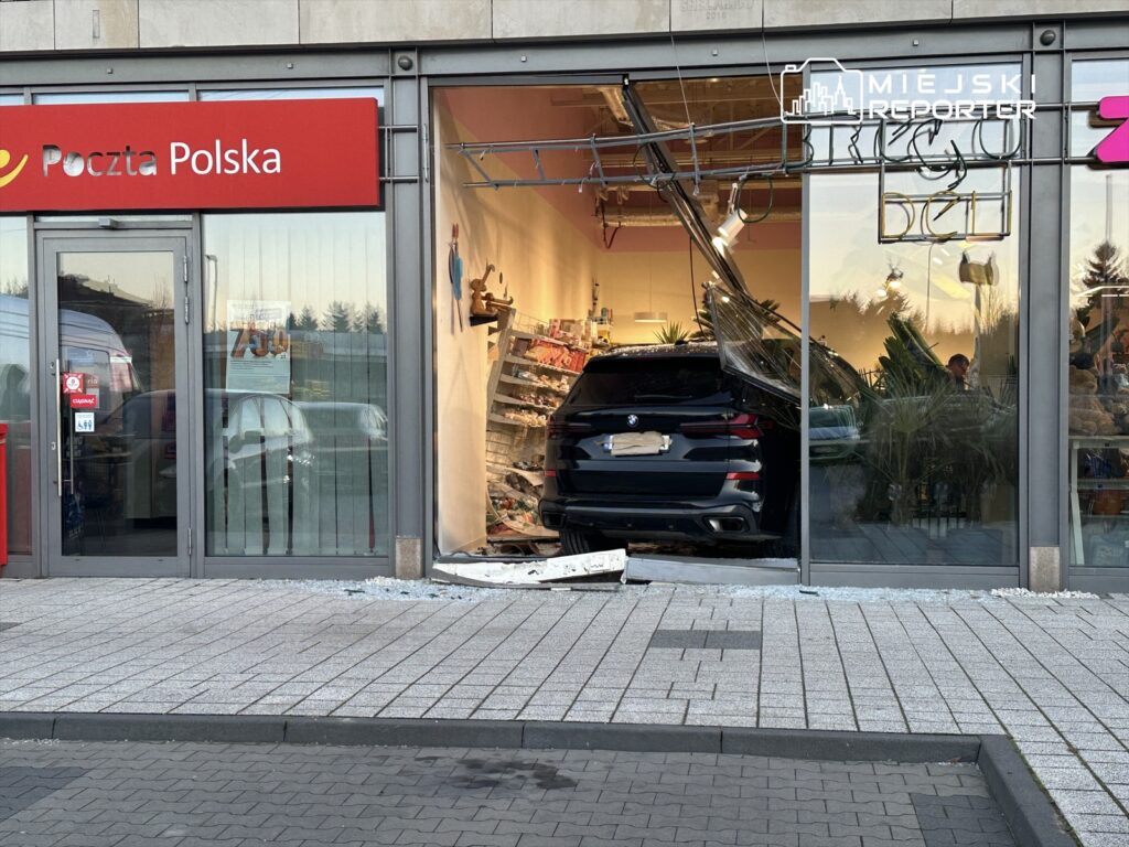 bir bmw surucusu wilan w da bir oyuncak dukkanina daldi cok buyuk hasar 21868