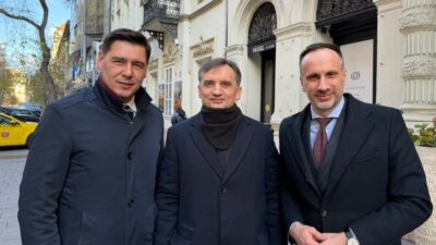 Bir daha geri gelmeyecek misiniz budapeste de hukuk ve adalet milletvekillerinin fotografinin yayinlanmasinin ardindan internet karisti 26061