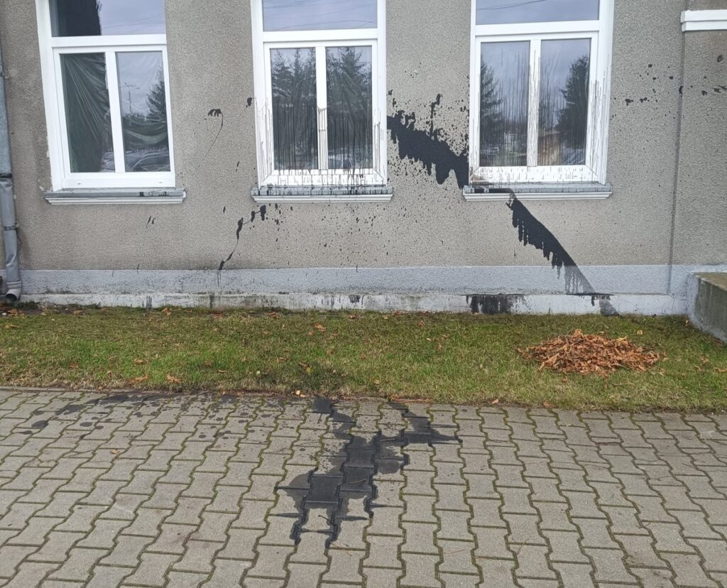 bir dis cepheye zarar verdi 2 saat sonra vandal kelepcelenmisti bile 21542