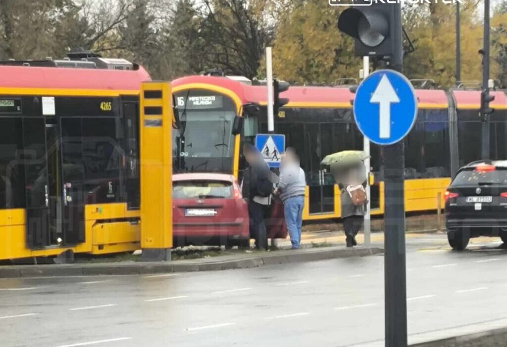 Bir ford surucusu mokotow da tramvayin altina girdi 20872