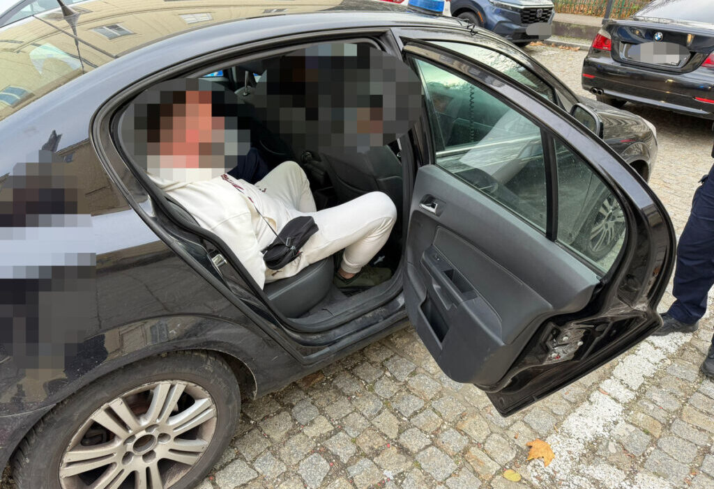 Bir 'gıcırtı' ve doğrudan bir polis hücresine yasaklama ile. Bmw'nin sürücüsünün üç aktif sürüş yasağı vardı 1 Bir gicirti ve dogrudan bir polis hucresine yasaklama ile bmw nin surucusunun uc aktif surus yasagi vardi 26210