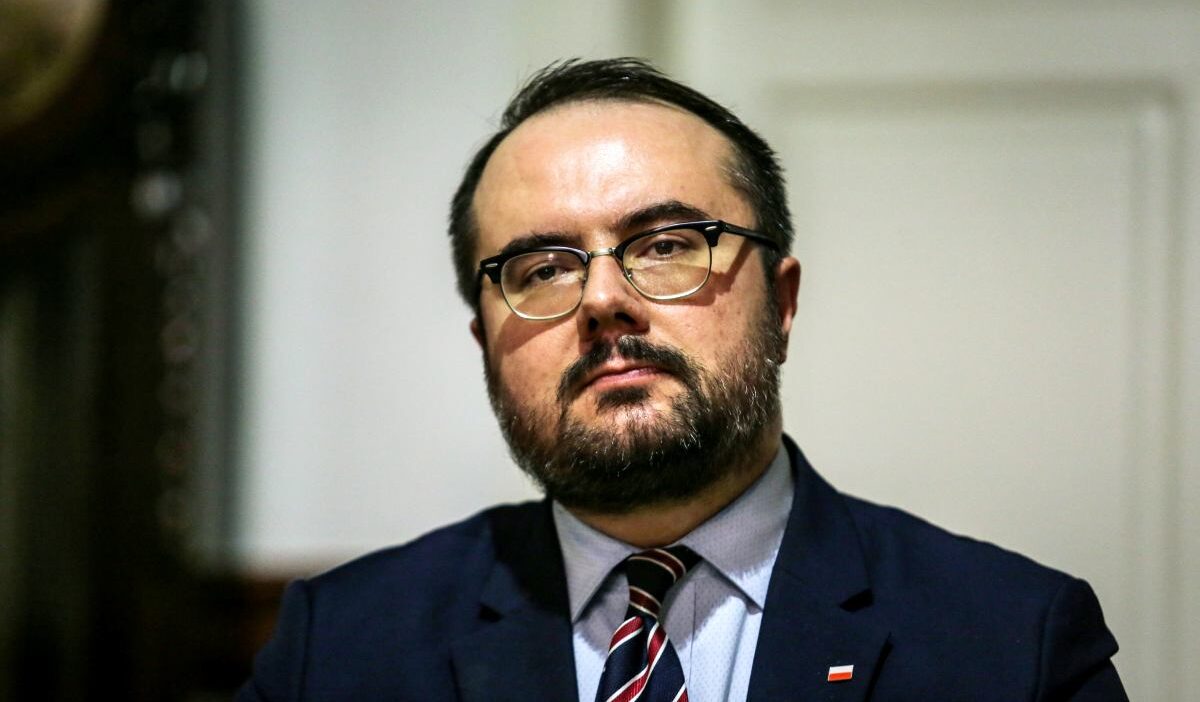 Bir hukuk ve adalet milletvekili, dışişleri bakanlığı sözcüsüne çıkıştı. Bakanlık sözcüsü cevap verdi. "sikorski ağır sıklettir". 1 Bir hukuk ve adalet milletvekili disisleri bakanligi sozcusune cikisti bakanlik sozcusu cevap verdi sikorski agir siklettir 25748