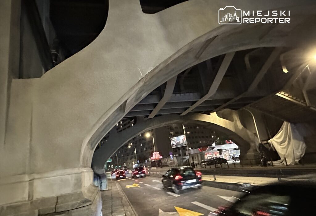 Bir kamyon poniatowski koprusu viyadugunun yenilenen bolumune zarar verdi 21218