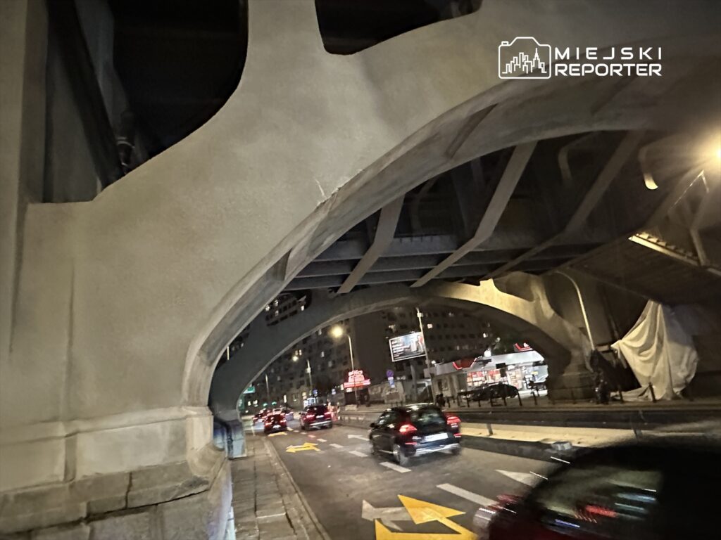 bir kamyon poniatowski koprusu viyadugunun yenilenen bolumune zarar verdi 21218