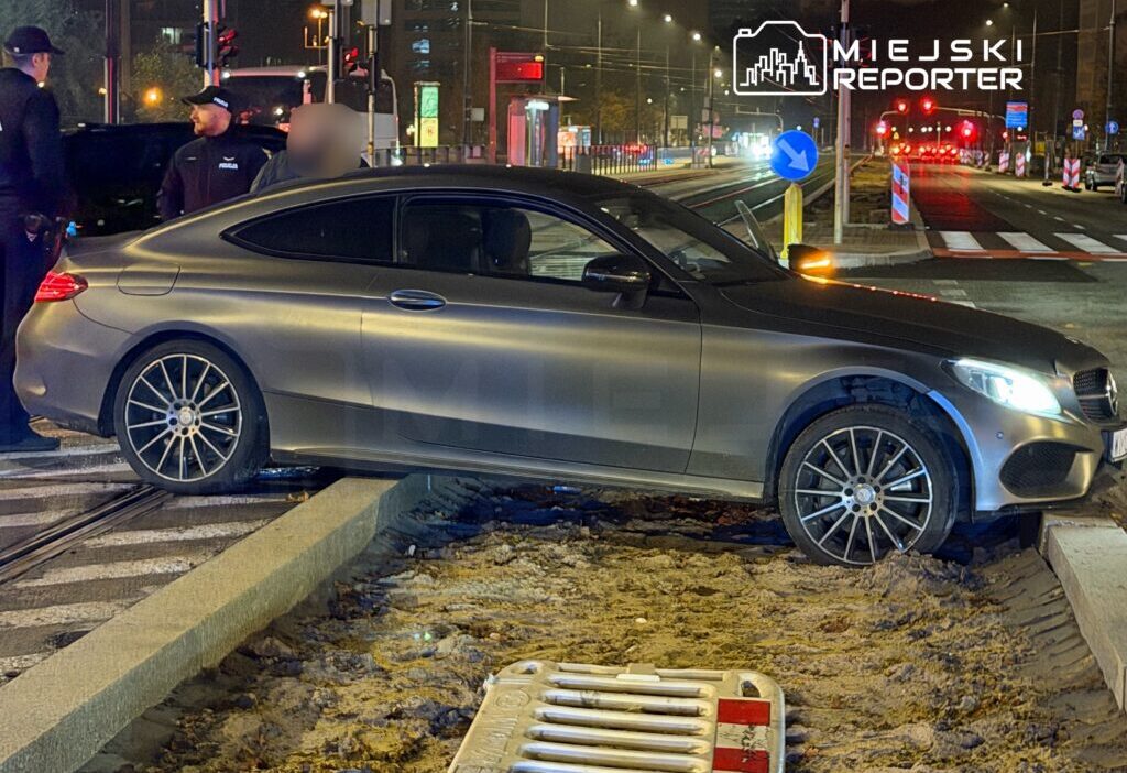 Bir mercedes surucusu marsza kowska caddesi ndeki yeni yolu kapatti bir cukura dustu ve kaldirima sikisti 21083