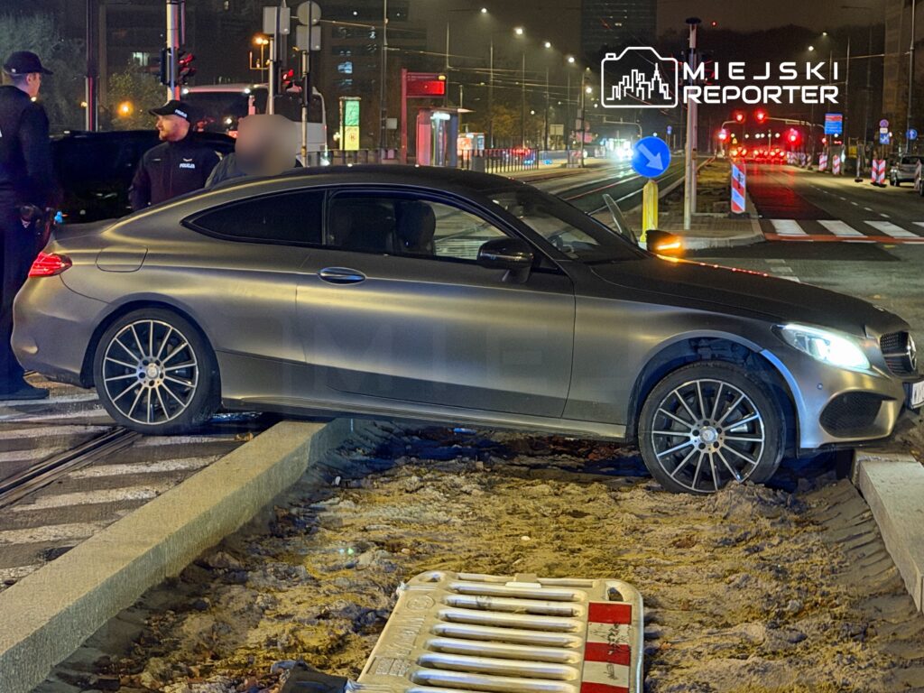 bir mercedes surucusu marsza kowska caddesi ndeki yeni yolu kapatti bir cukura dustu ve kaldirima sikisti 21083
