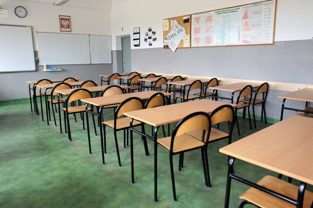 bir ogrenci ders sirasinda ogretmenine vahsice saldirdi kadin hastaneye kaldirildi 22854