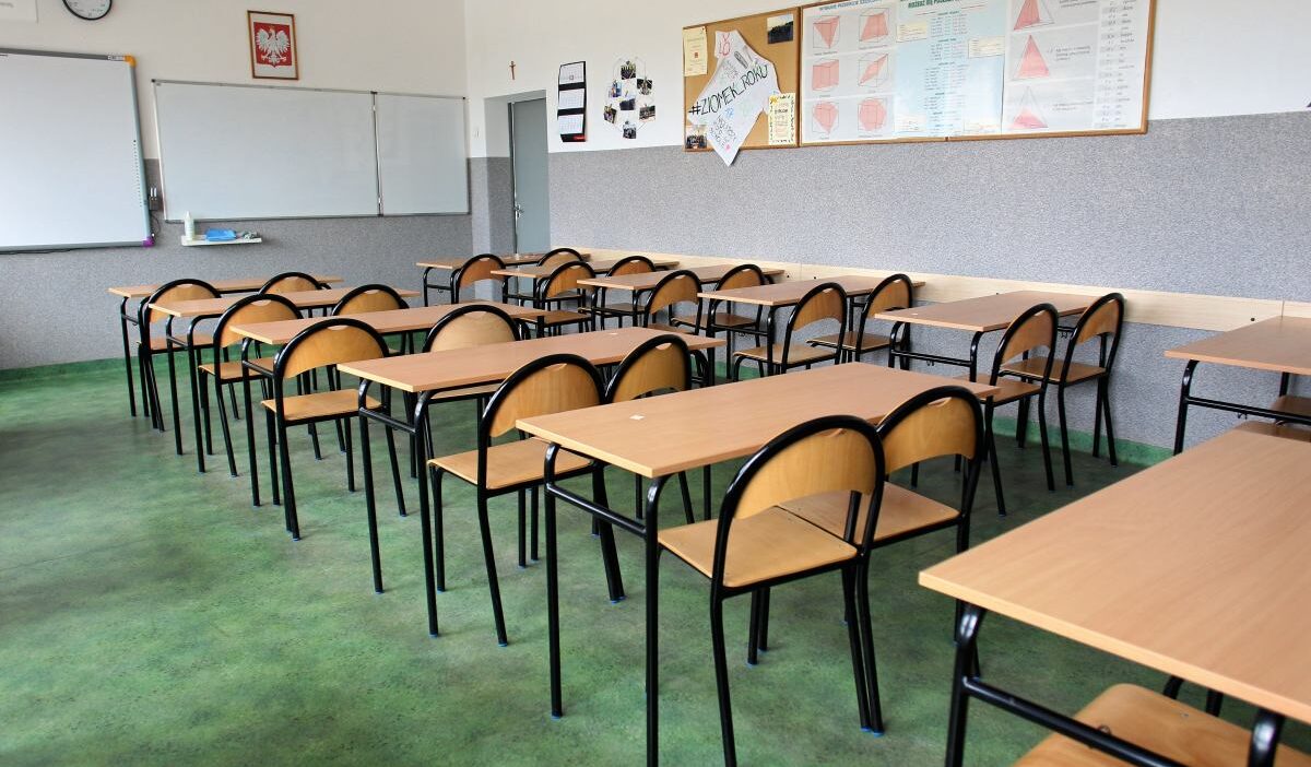 Bir ogrenci ders sirasinda ogretmenine vahsice saldirdi kadin hastaneye kaldirildi 22854