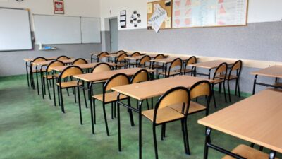 Bir ogrenci ders sirasinda ogretmenine vahsice saldirdi kadin hastaneye kaldirildi 22854