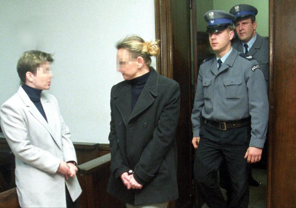 bir okul ofisinde suc ogretmen duzinelerce darbe aldi 23636