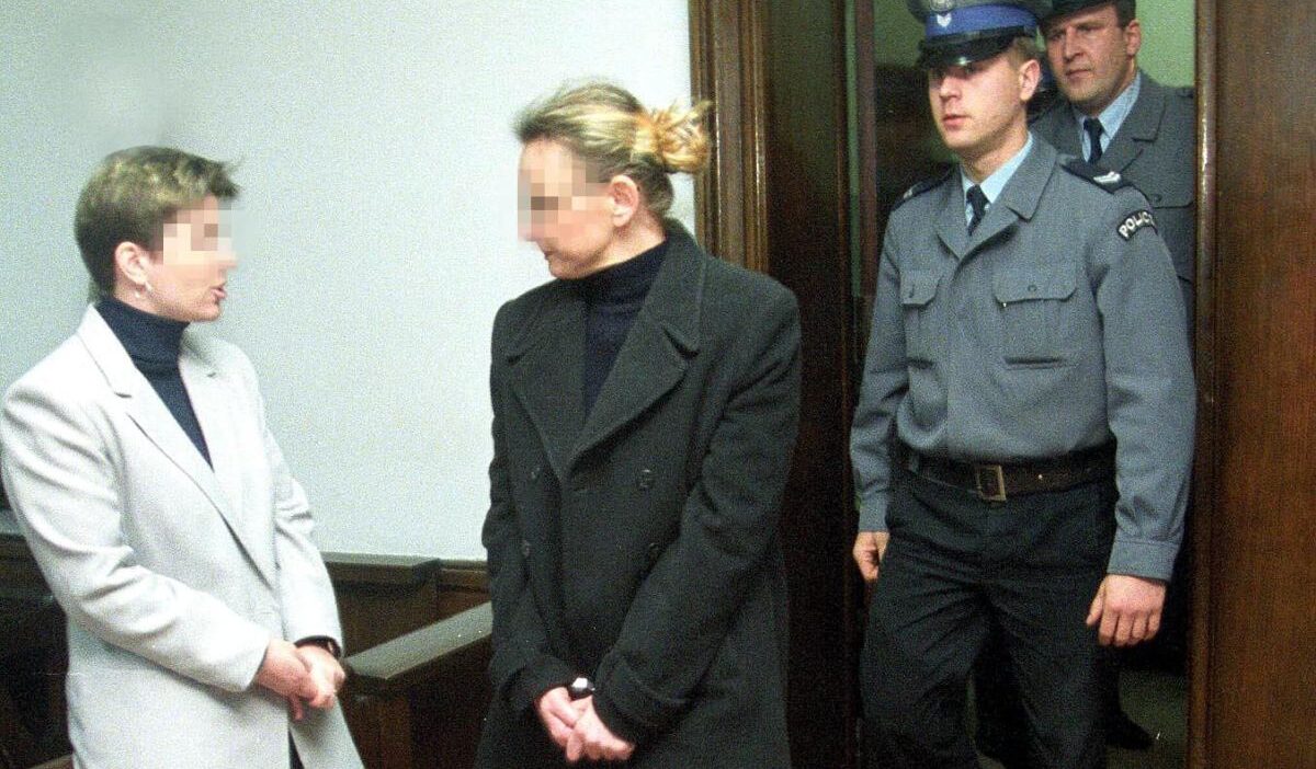 Bir okul ofisinde suc ogretmen duzinelerce darbe aldi 23636