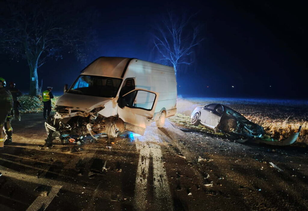 Bir otobus ile bir yolcu araci carpisti i ki kisi yaralandi 22704