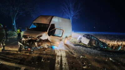 Bir otobus ile bir yolcu araci carpisti i ki kisi yaralandi 22704