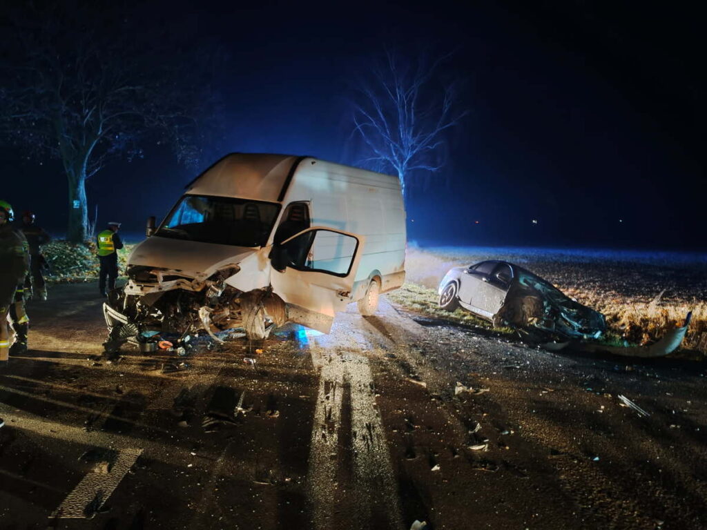 bir otobus ile bir yolcu araci carpisti i ki kisi yaralandi 22704