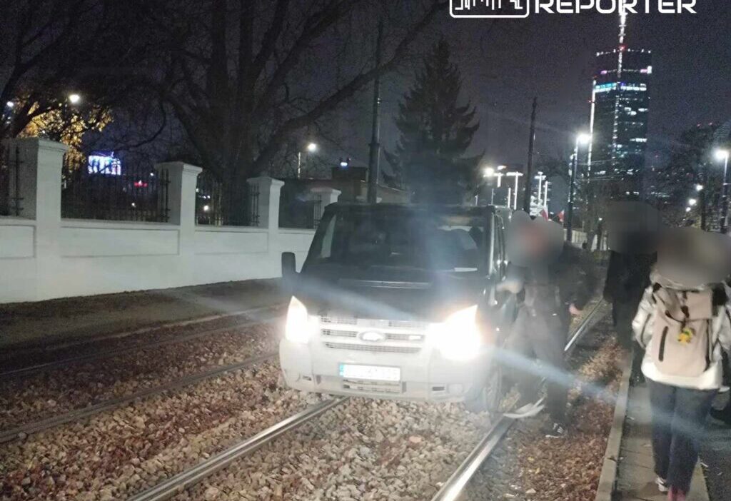 Bir otobus soforu ochota da tramvay yoluna girdi arac balasta saplandi 22428