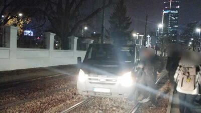 Bir otobus soforu ochota da tramvay yoluna girdi arac balasta saplandi 22428