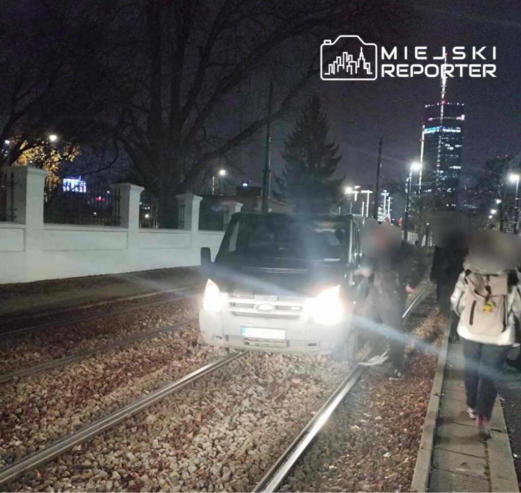 bir otobus soforu ochota da tramvay yoluna girdi arac balasta saplandi 22428