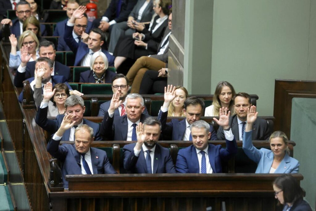 bir parti digerlerine gore onemli bir farkla onde yeni bir anket var 21689