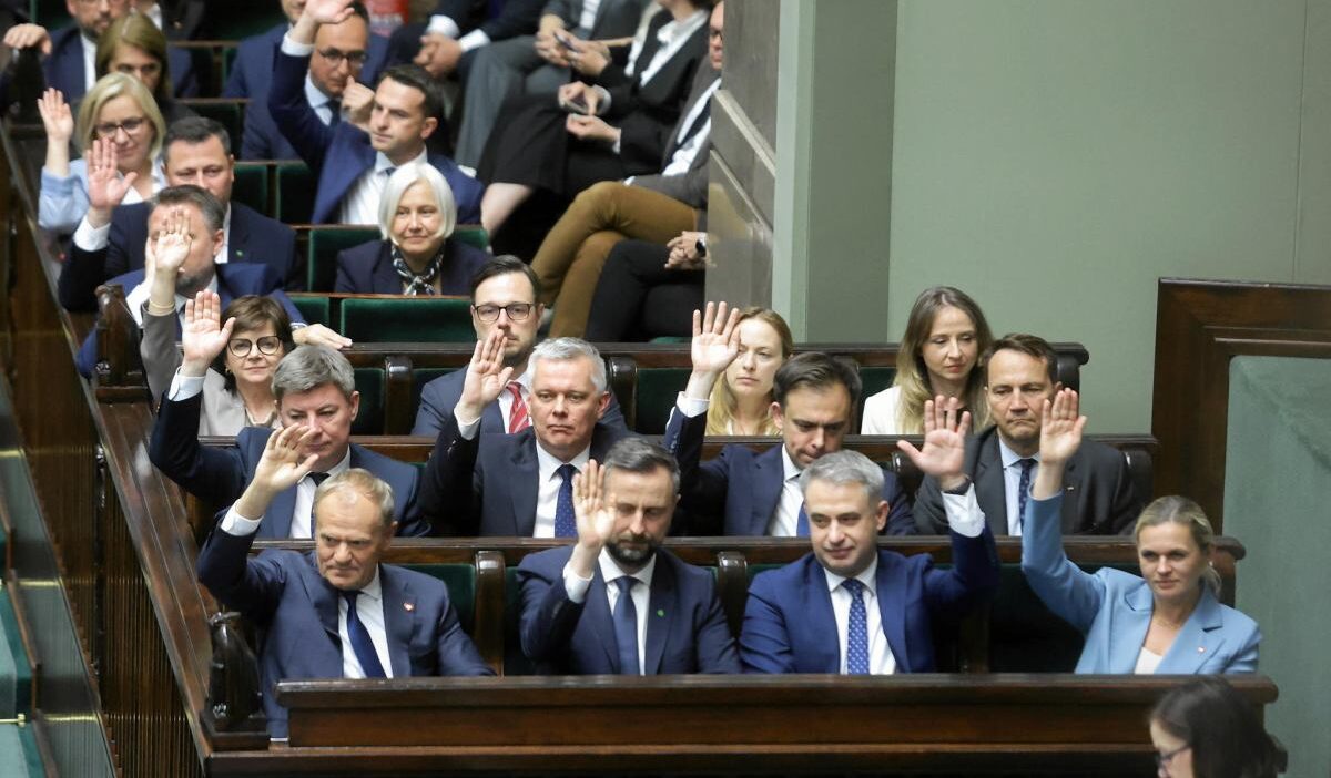 Bir parti digerlerine gore onemli bir farkla onde yeni bir anket var 21689