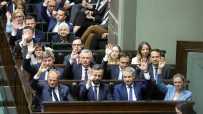 Bir parti digerlerine gore onemli bir farkla onde yeni bir anket var 21689