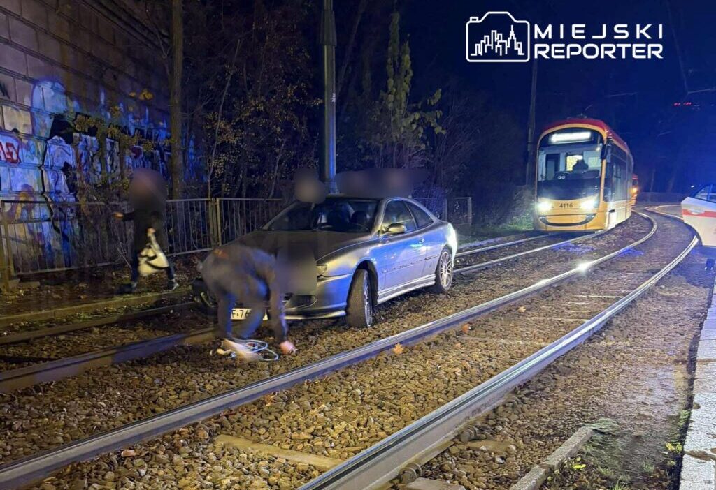 Bir peugeot sürücüsü aracını marszałkowska caddesi'nde tramvay raylarının üzerine sürdü. Araç sıkışıp kaldı 1 Bir peugeot surucusu aracini marsza kowska caddesi nde tramvay raylarinin uzerine surdu arac sikisip kaldi 23596