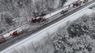 Bir pulluk kamyonu ust gecitte kayarak yan yatti surucu yaralandi 25090