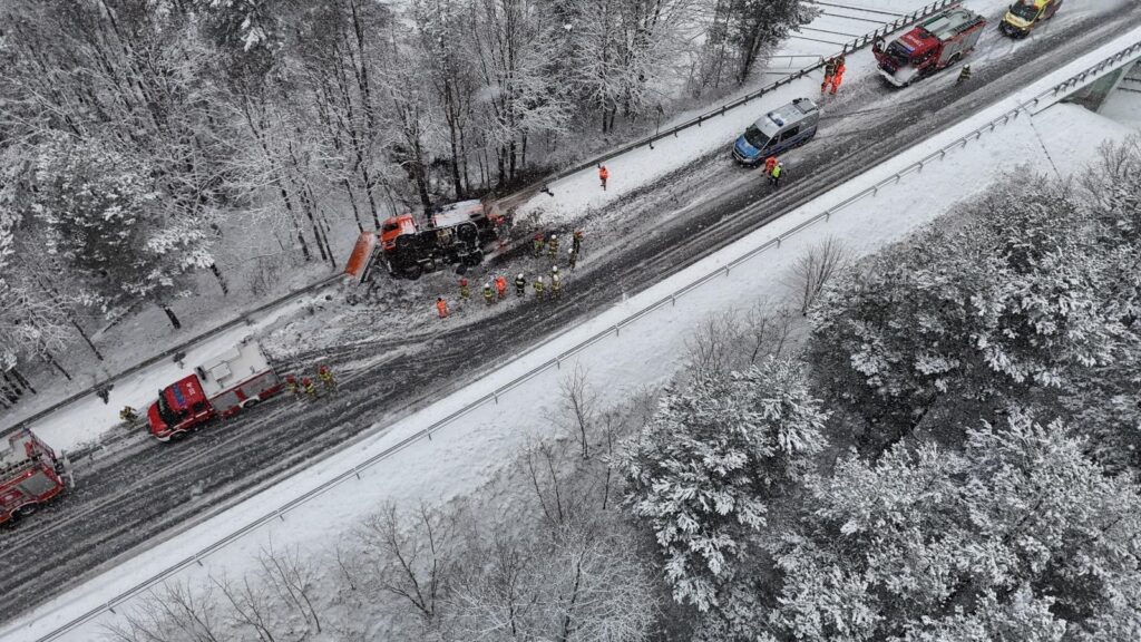 Bir pulluk kamyonu ust gecitte kayarak yan yatti surucu yaralandi 25090