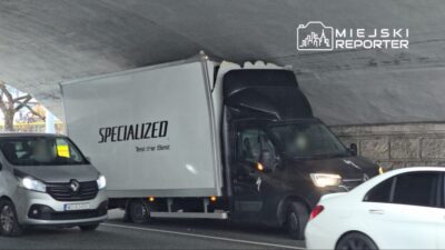 Bir teslimat aracinin surucusu praga da bir demiryolu ust gecidine carpti 22725