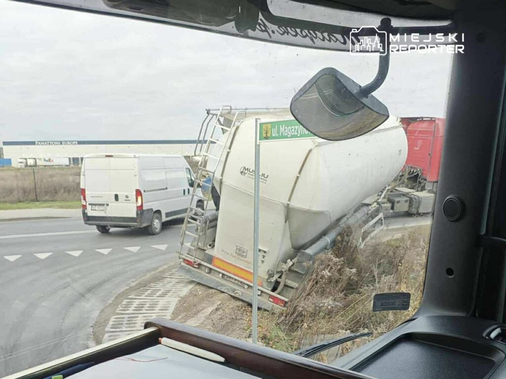 bir yari romorkun arka dingili karayolundan kaymistir kurtarma operasyonu devam ediyor cadde trafige kapatildi 21200