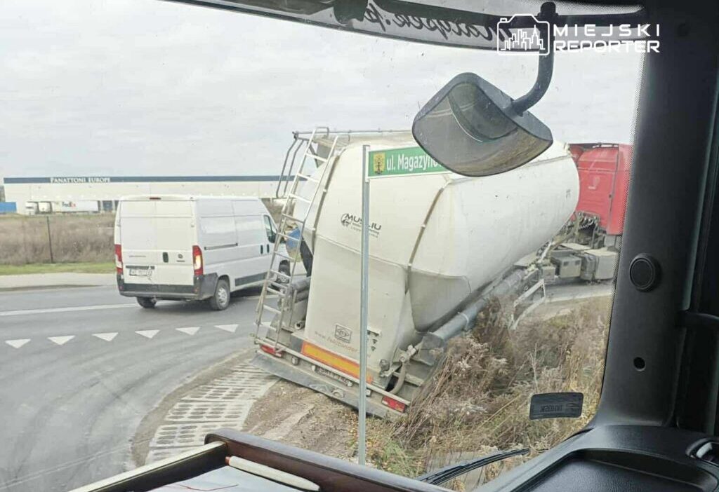 Bir yari romorkun arka kismi kayarak yoldan cikmistir kurtarma operasyonu devam ediyor cadde trafige kapatildi 21215