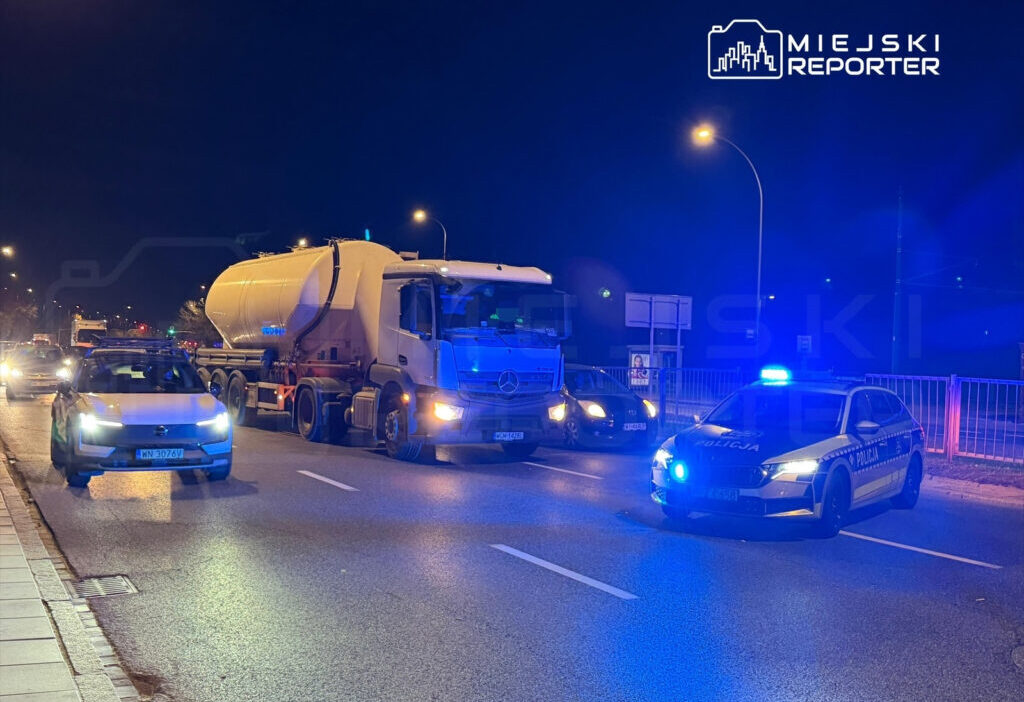 Bir yaya bir kamyonun hemen onunden anayola firlamistir durumu kritik oldugu icin hastaneye kaldirildi 21444