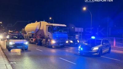 Bir yaya bir kamyonun hemen onunden anayola firlamistir durumu kritik oldugu icin hastaneye kaldirildi 21444