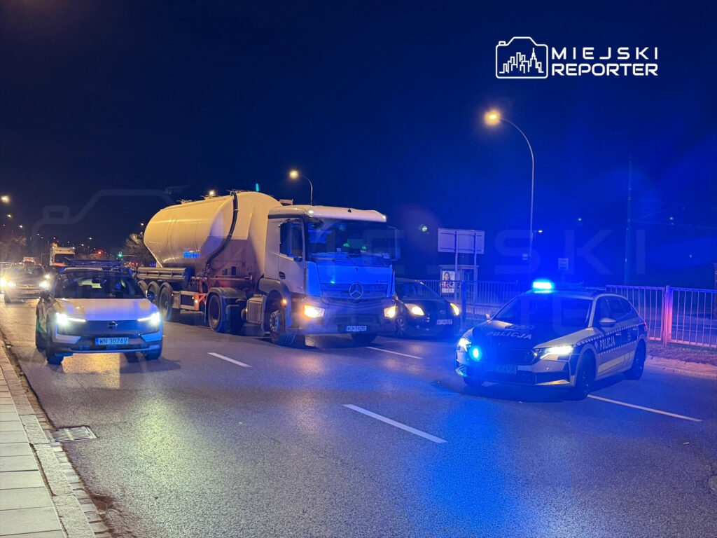 bir yaya bir kamyonun hemen onunden anayola firlamistir durumu kritik oldugu icin hastaneye kaldirildi 21444